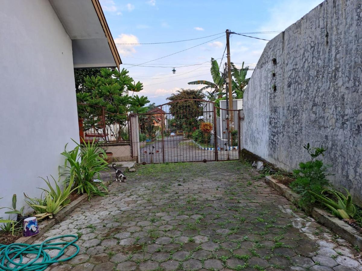 Indo Homestay Malang Exterior photo